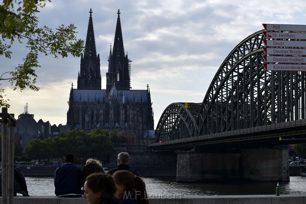 PSpringt kein Suizid Brueckenspringer Koeln Hohenzollernbruecke P047.JPG - Miklos Laubert